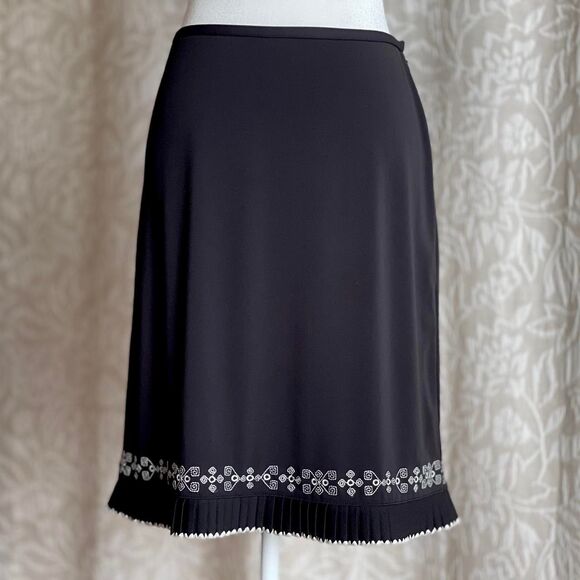 Ann Taylor Black Office Siren Midi Skirt White Embroidery Pleated Hem Size 4 - Picture 1 of 6